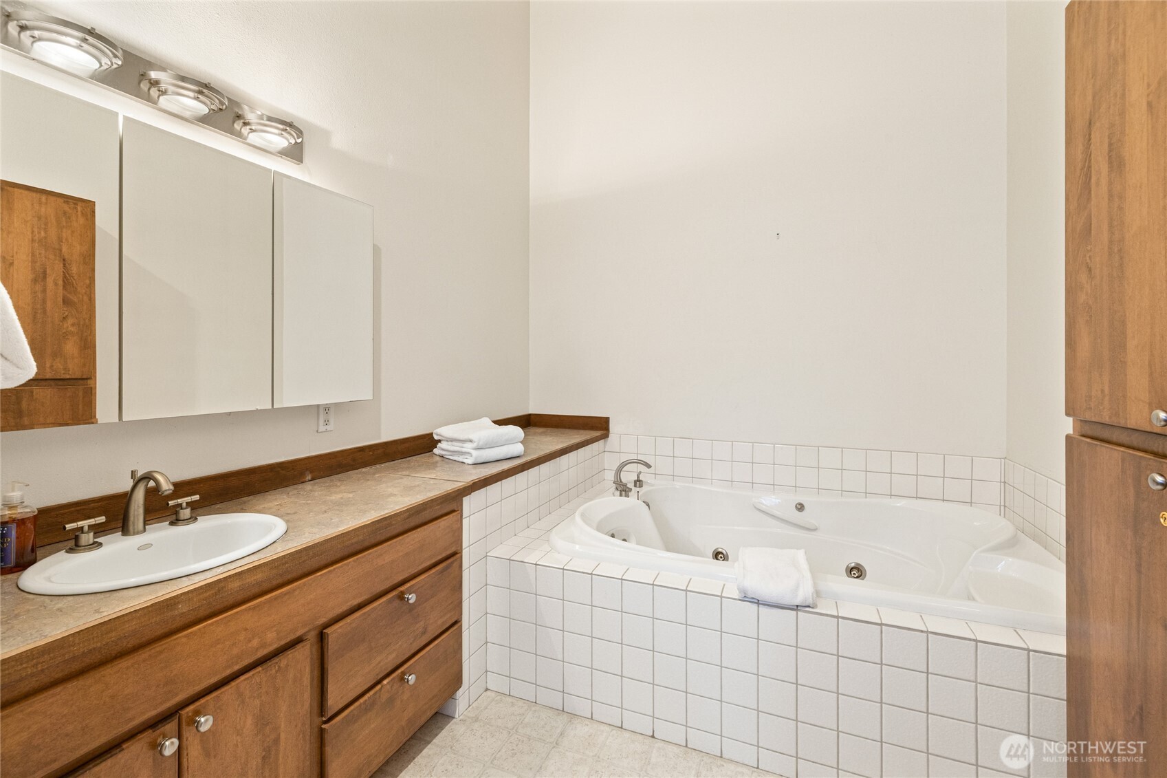 741 Hawthorn Lane Property Photo 32