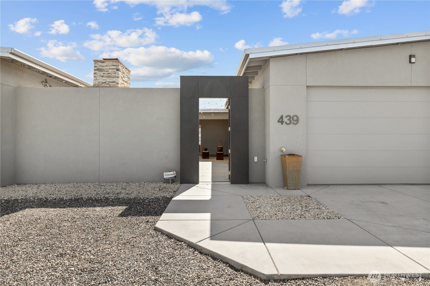 439 Airport Way Property Photo 4