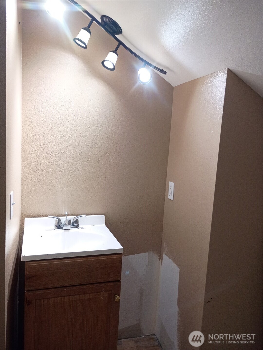 20968 Broadway Street Property Photo 6