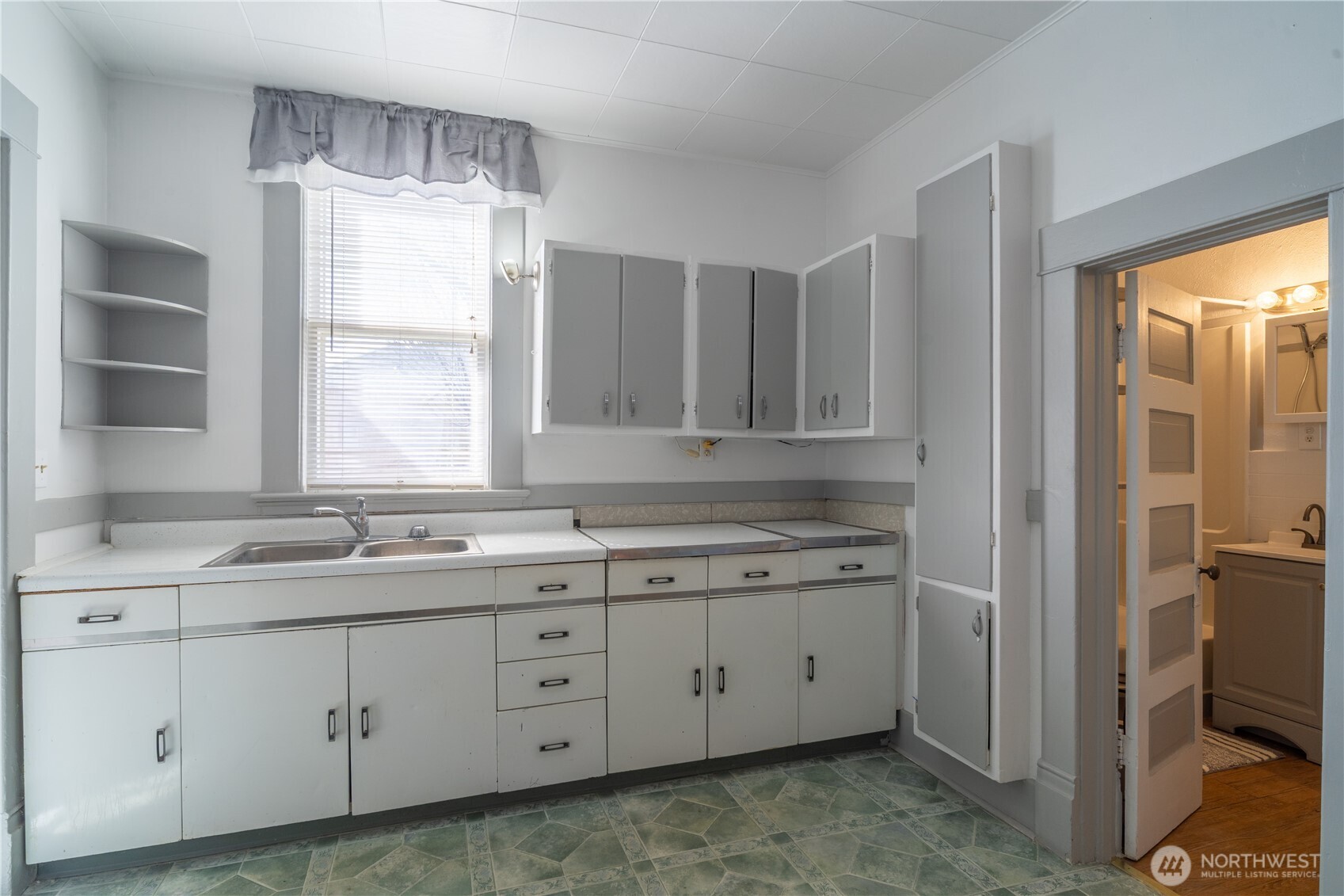 105 W 5th Avenue Property Photo 7