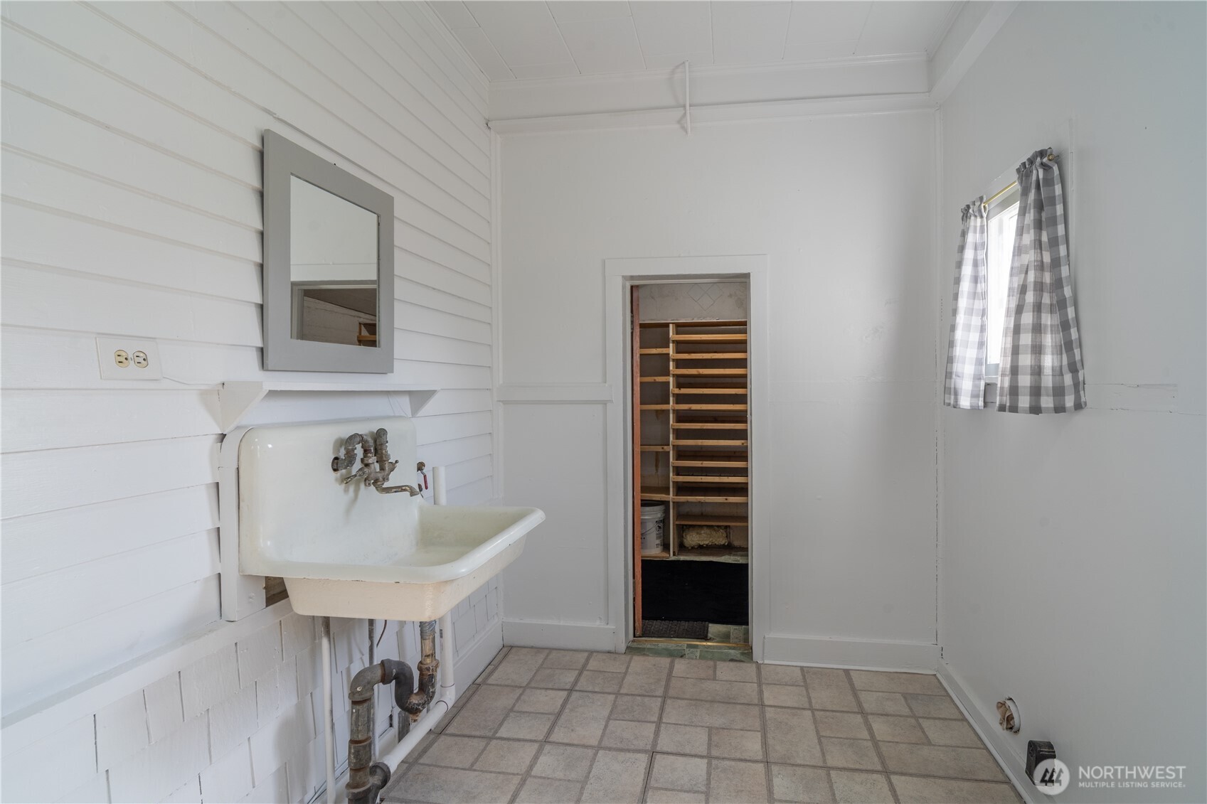 105 W 5th Avenue Property Photo 11