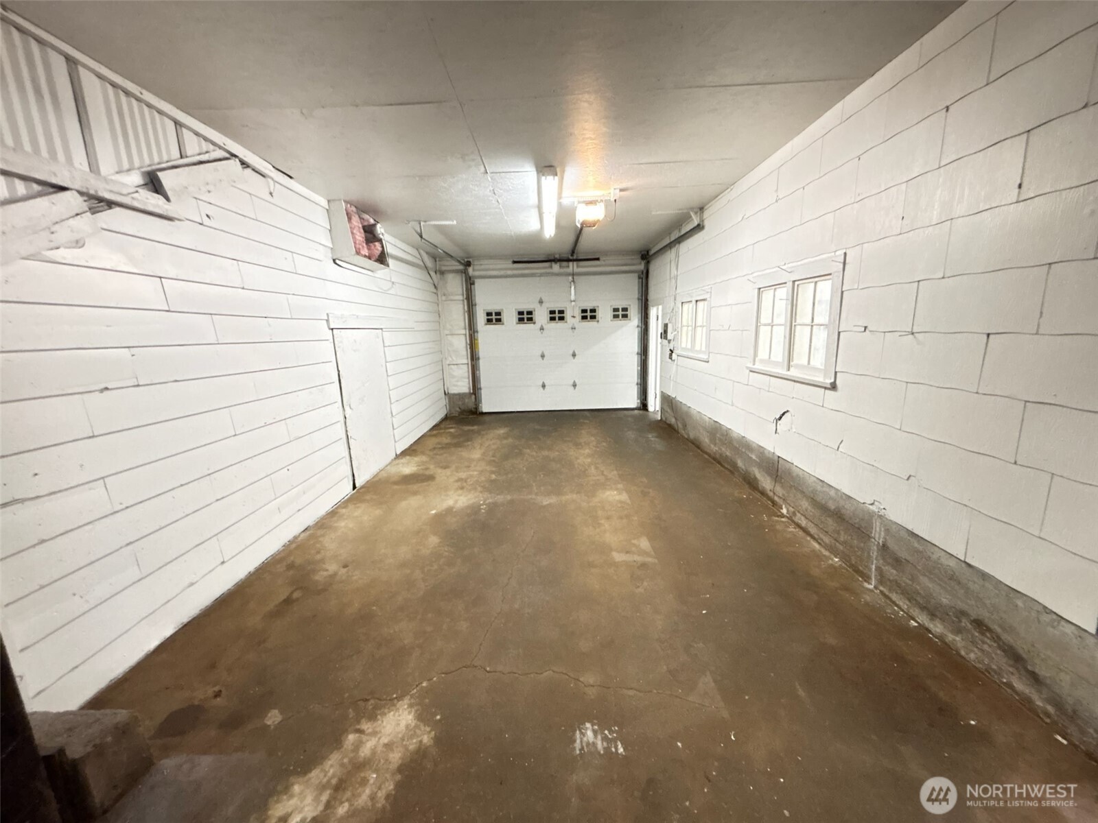 790 E Badger Road Property Photo 15