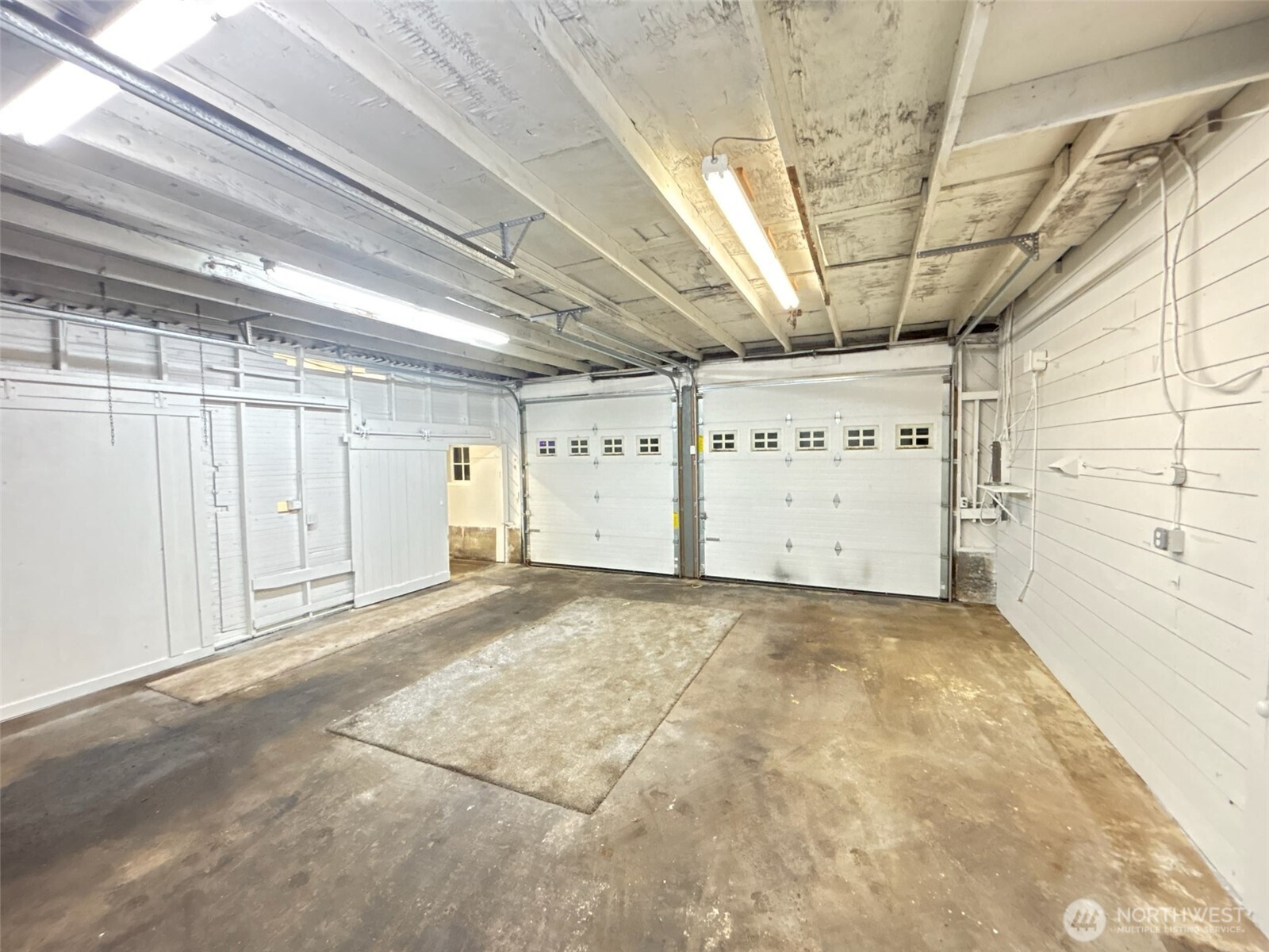 790 E Badger Road Property Photo 16