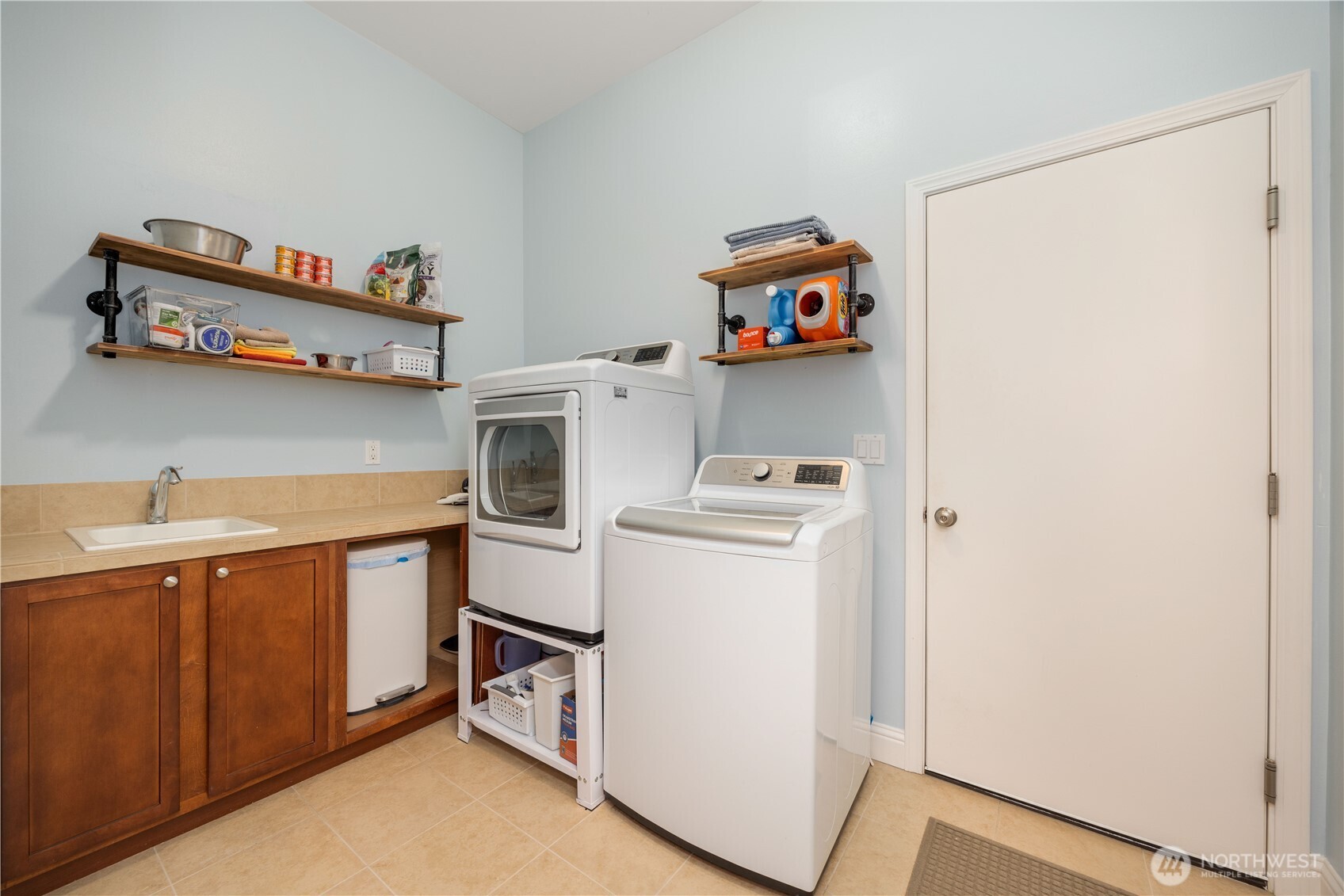 444 Hilltop Place Property Photo 18