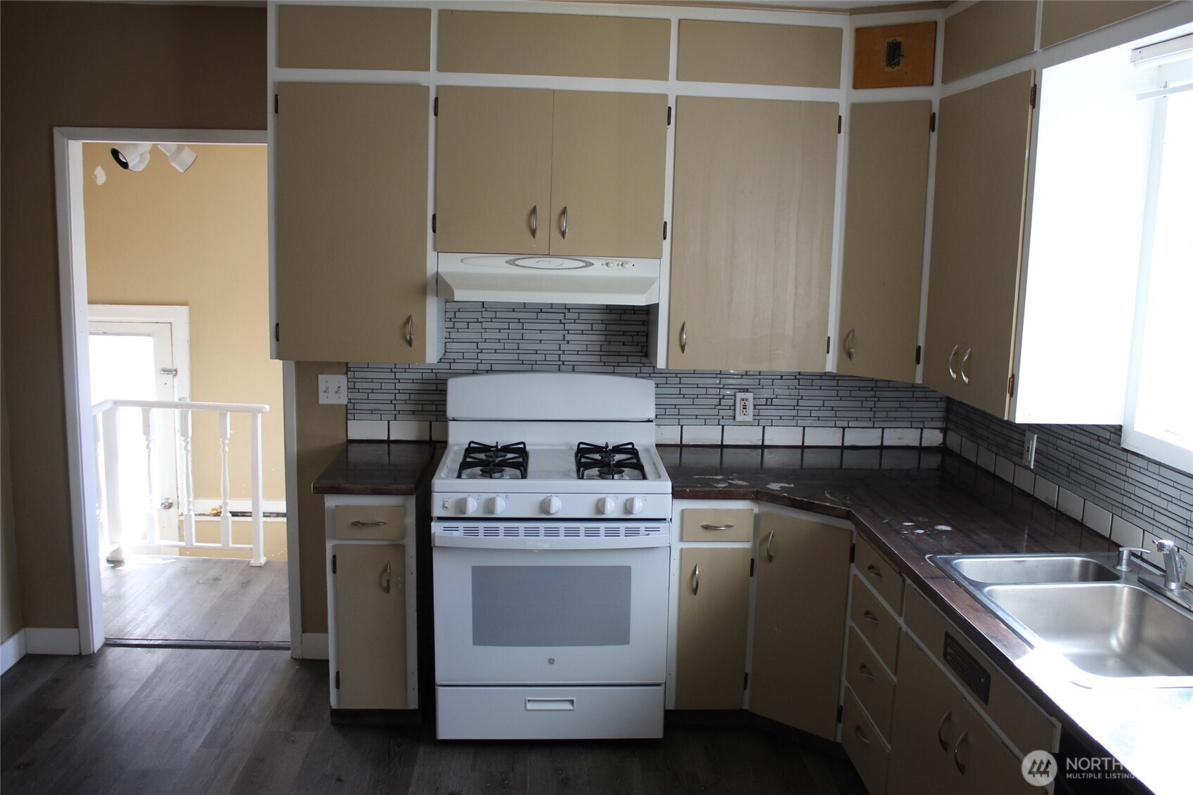104 E 5th Avenue Property Photo 8