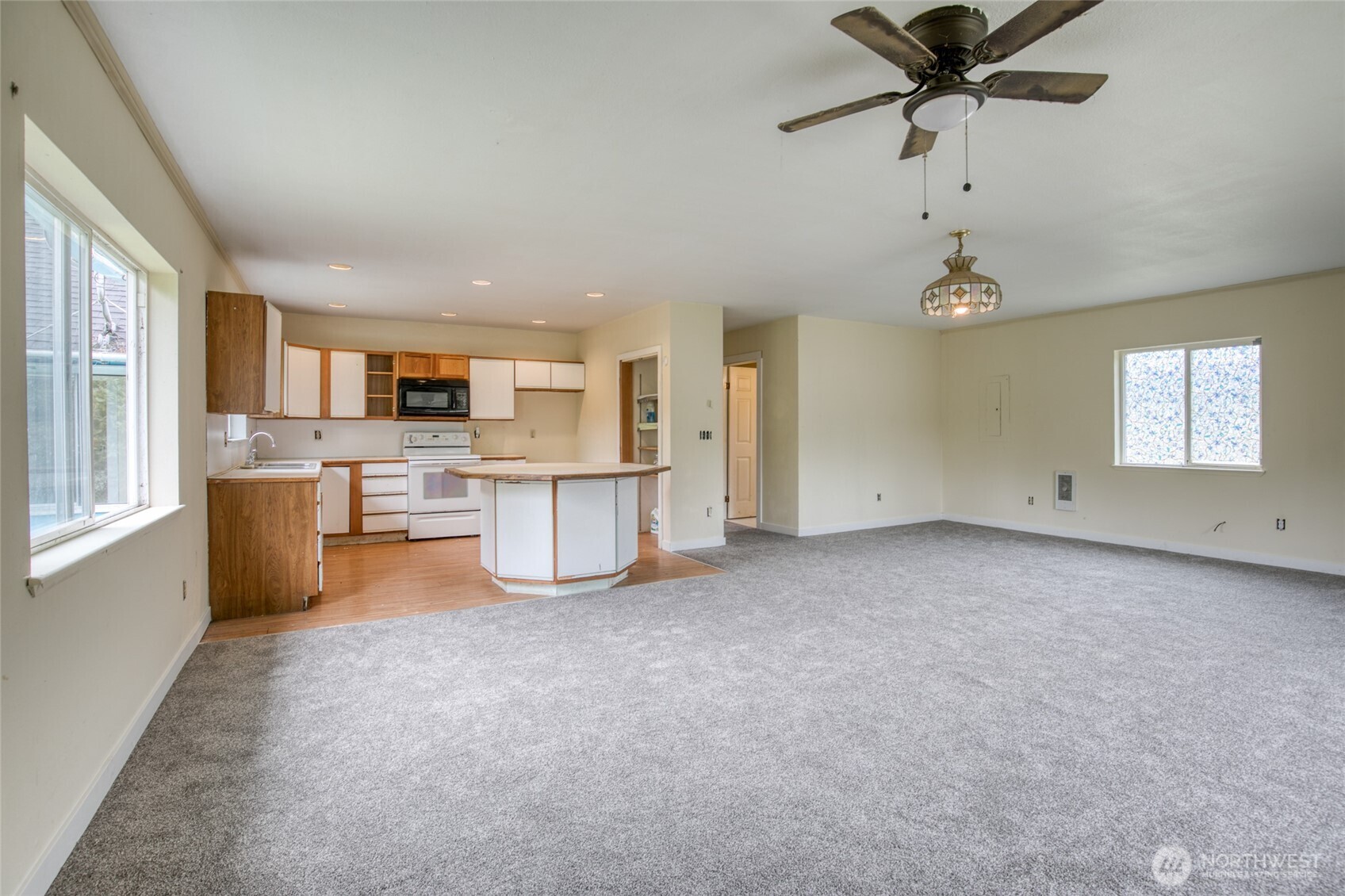 102 Elma Street Property Photo 8
