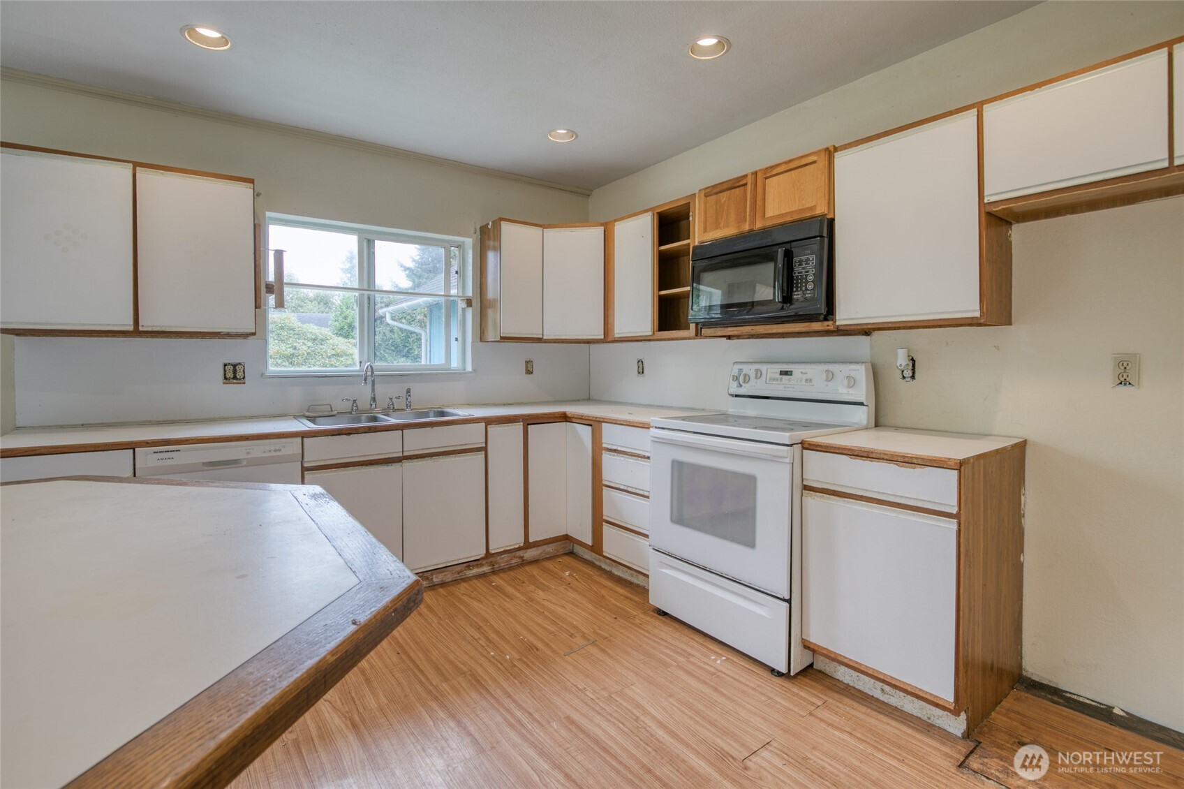 102 Elma Street Property Photo 12