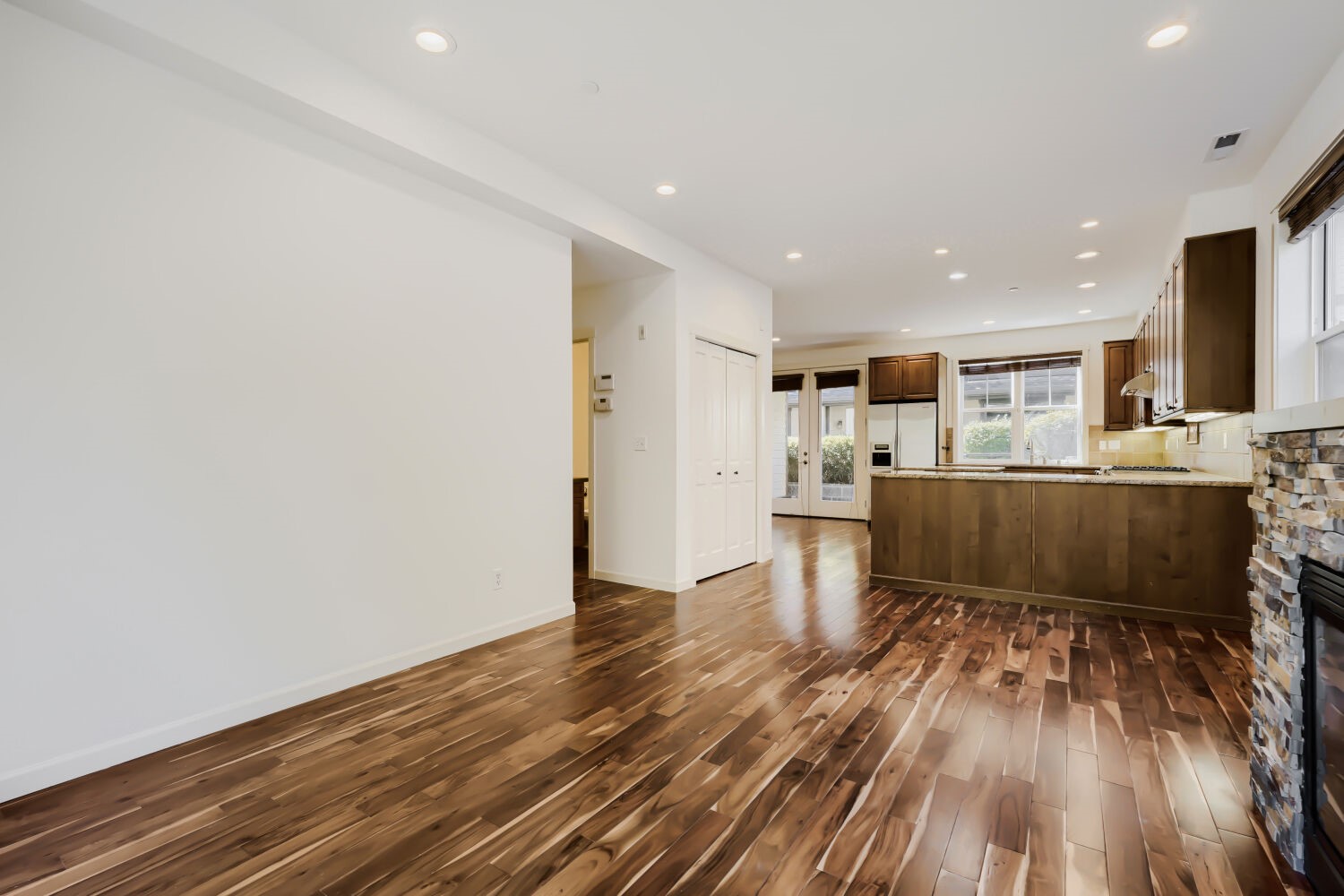 303 Bellevue Way Property Photo 6