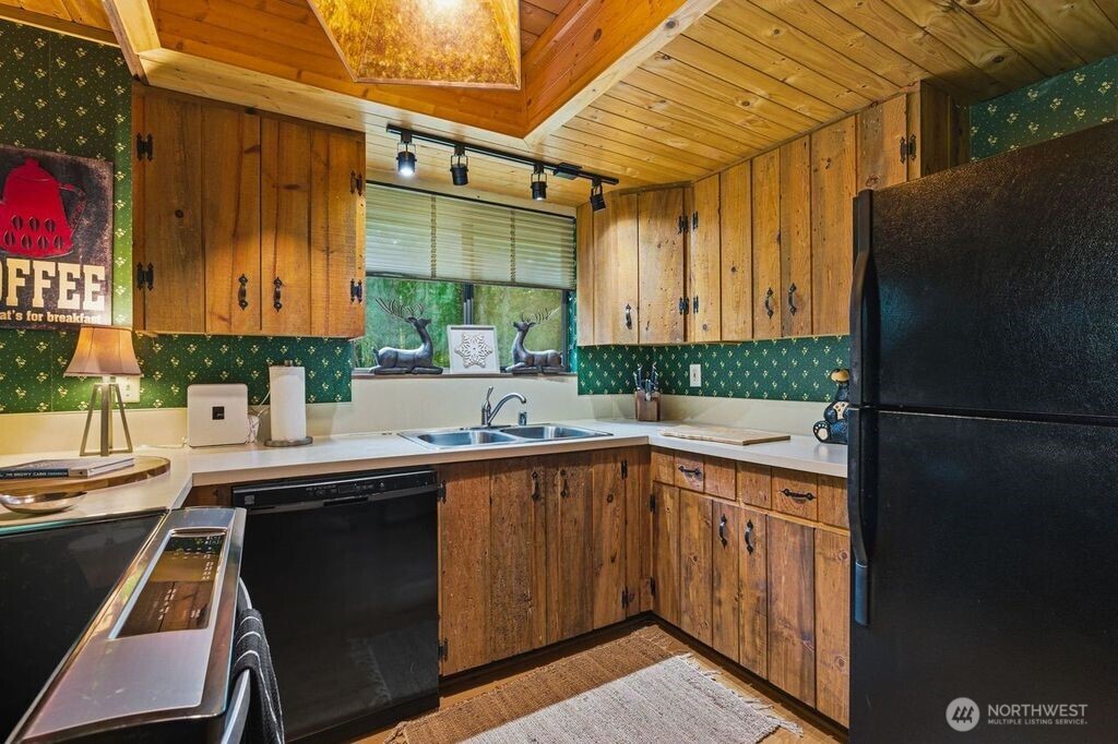 16221 Birch Way Property Photo 5