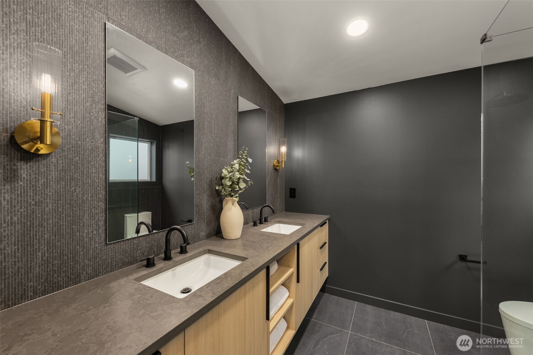 14035 Densmore Avenue Property Photo 18