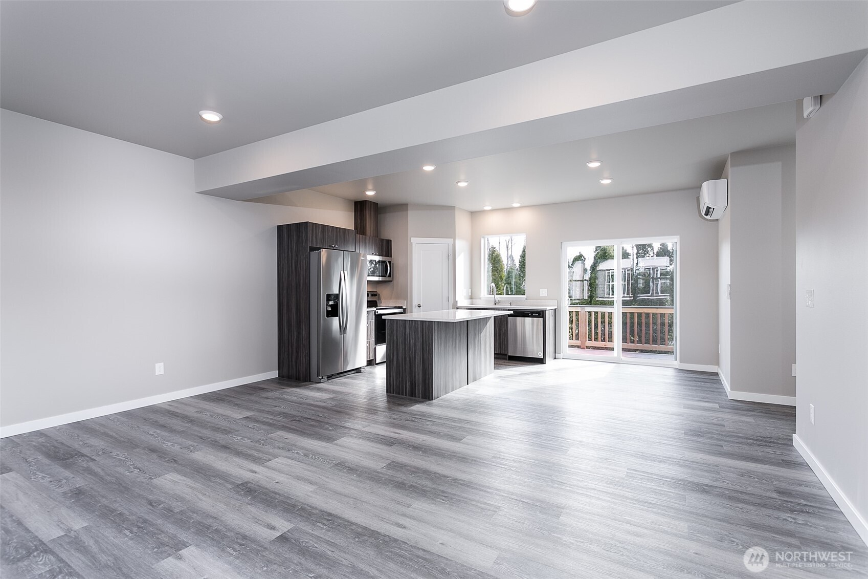 1817 Eastgate Loop Property Photo 3