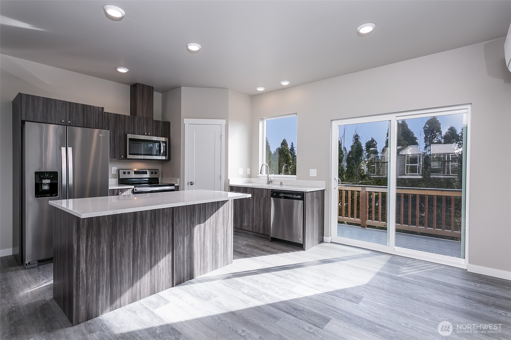 1817 Eastgate Loop Property Photo 4