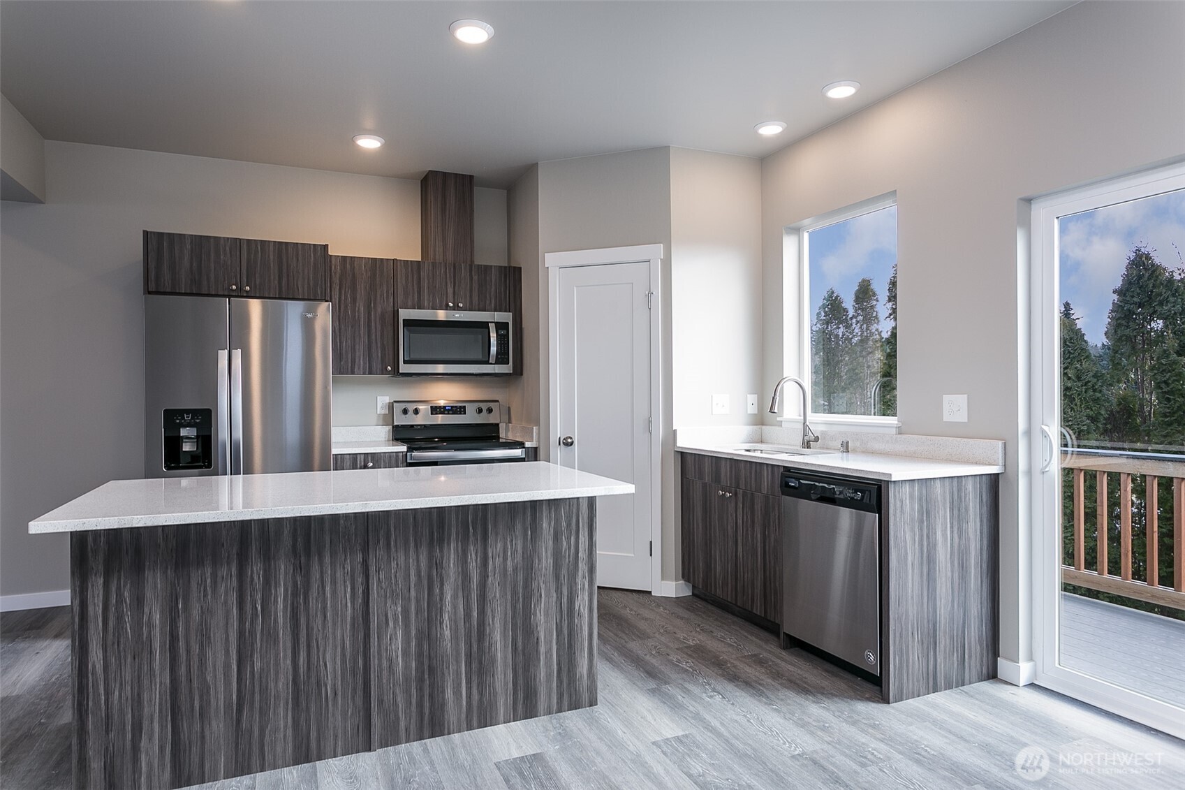 1817 Eastgate Loop Property Photo 6