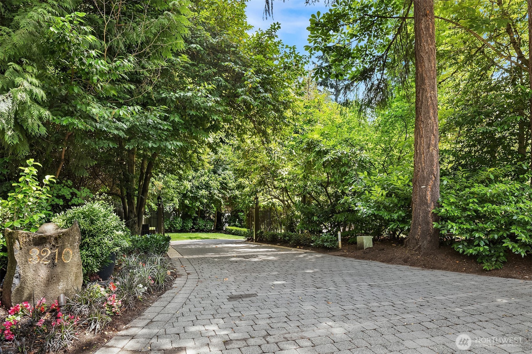 3210 Hunts Point Road Property Photo 4