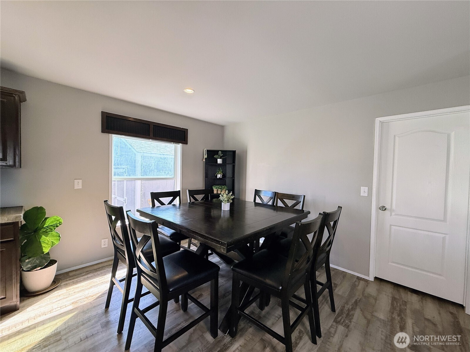 401 Peachtree Place Property Photo 6