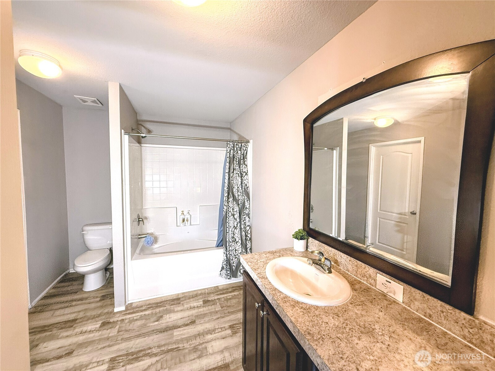 401 Peachtree Place Property Photo 10