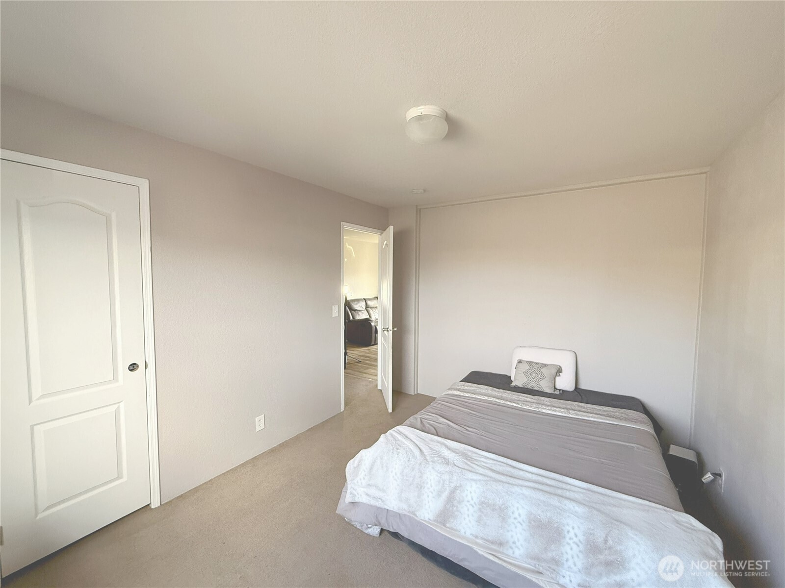 401 Peachtree Place Property Photo 14