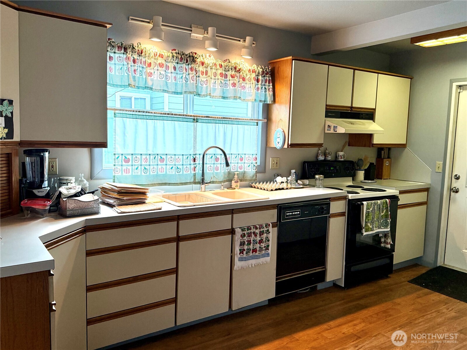 1907 Simpson Avenue Property Photo 6