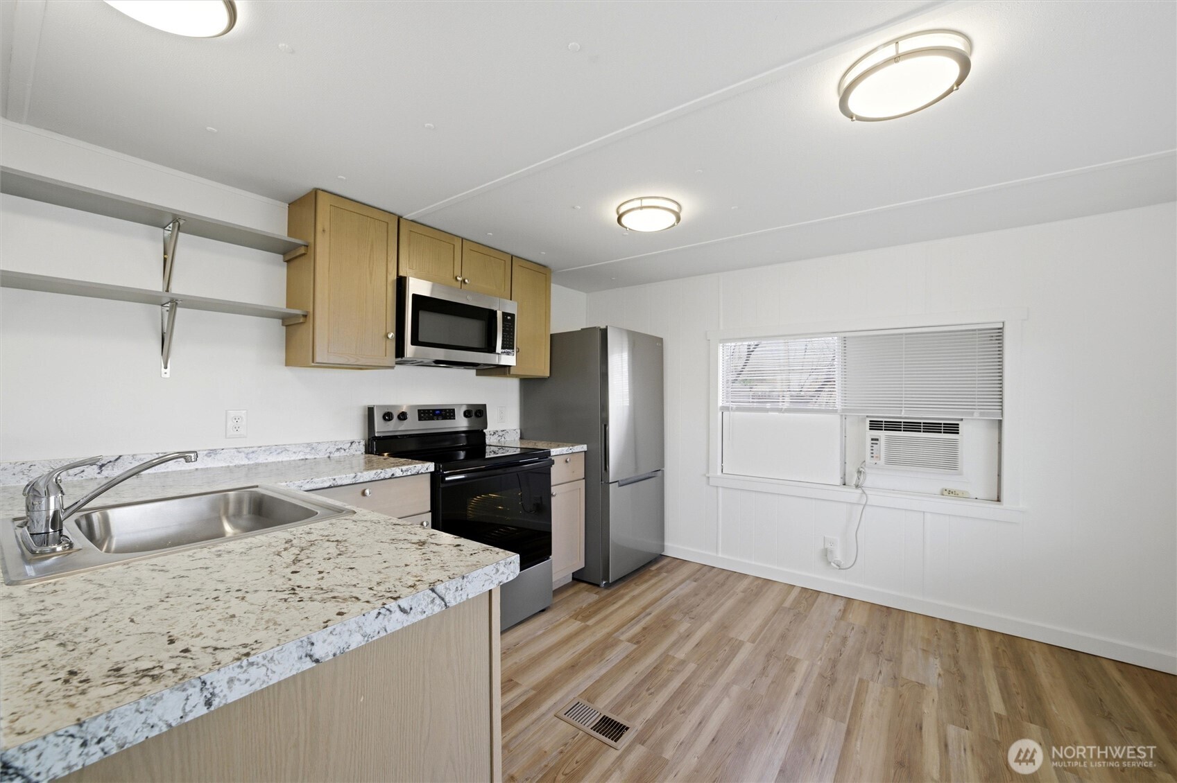 200 W First Property Photo 8