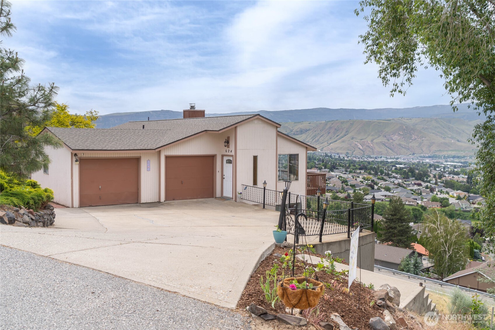 624 Daniels Drive Property Photo 1