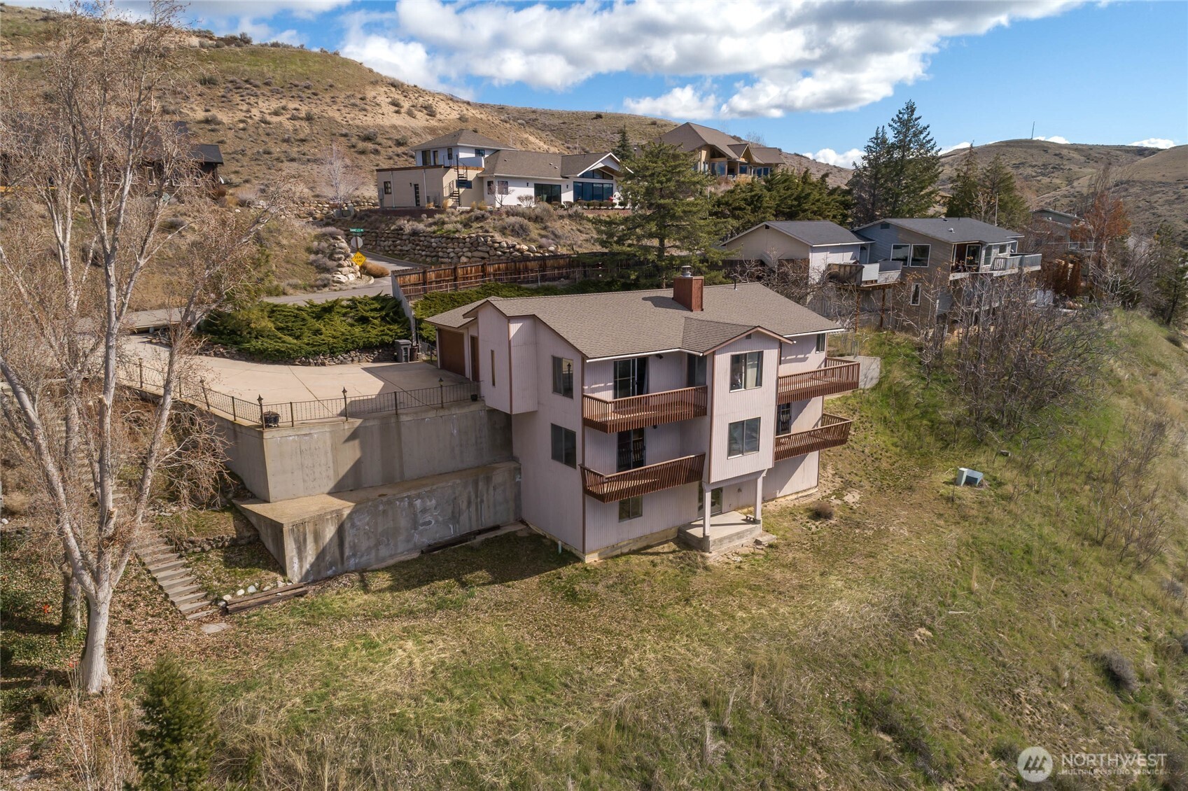 624 Daniels Drive Property Photo 4