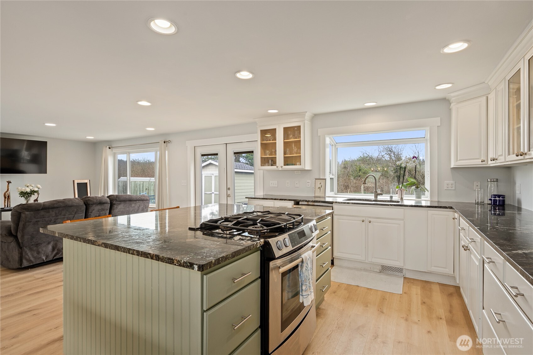 801 Livingston Bay Shore Drive Property Photo 5