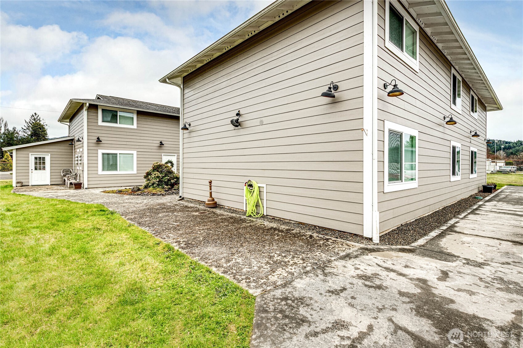 97 S Elderberry Avenue Property Photo 4