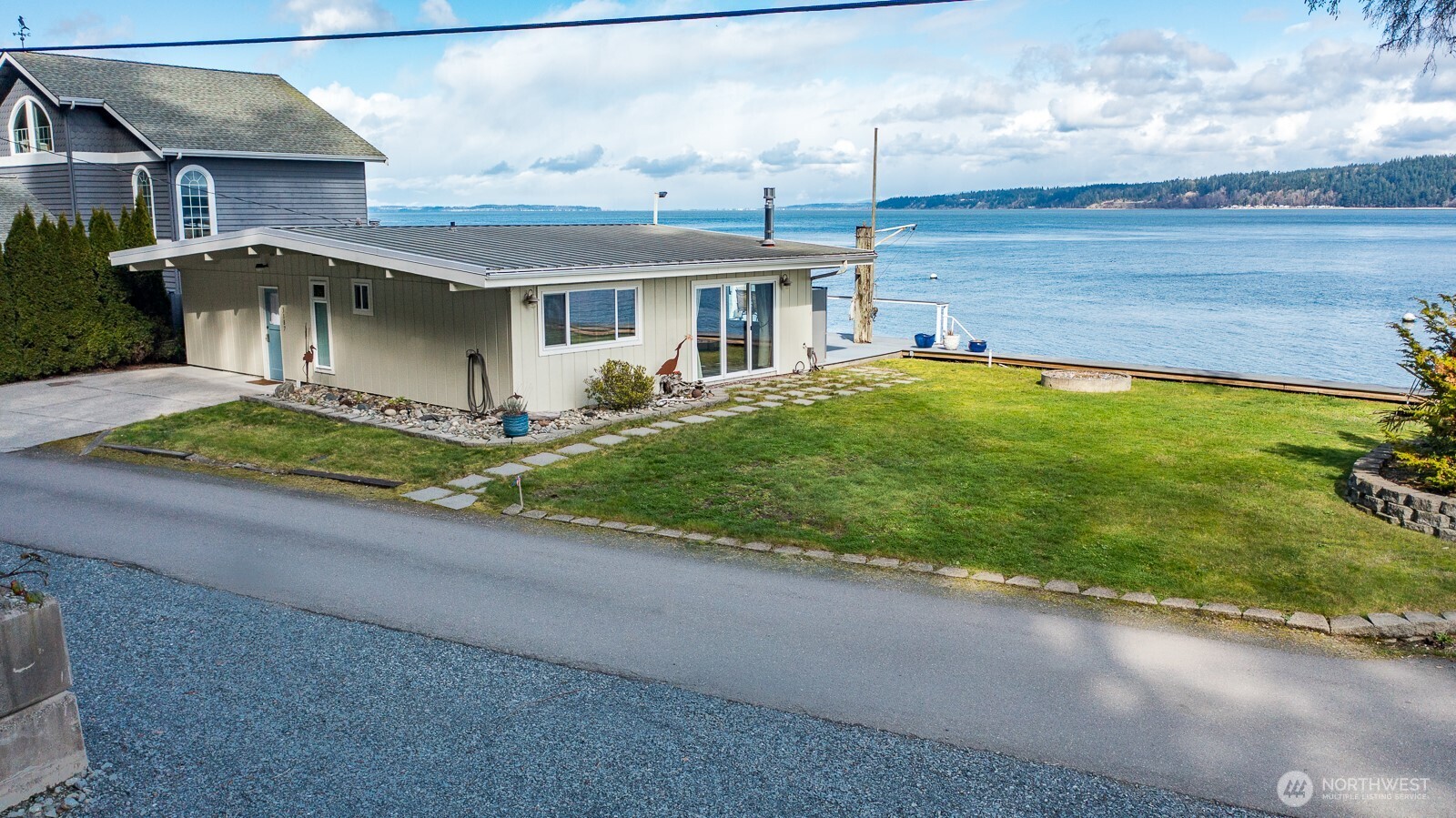 3187 Shoreline Drive Property Photo 4
