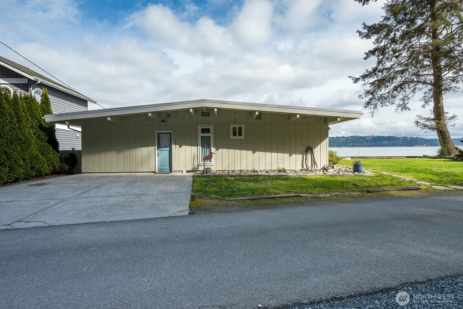 3187 Shoreline Drive Property Photo 5