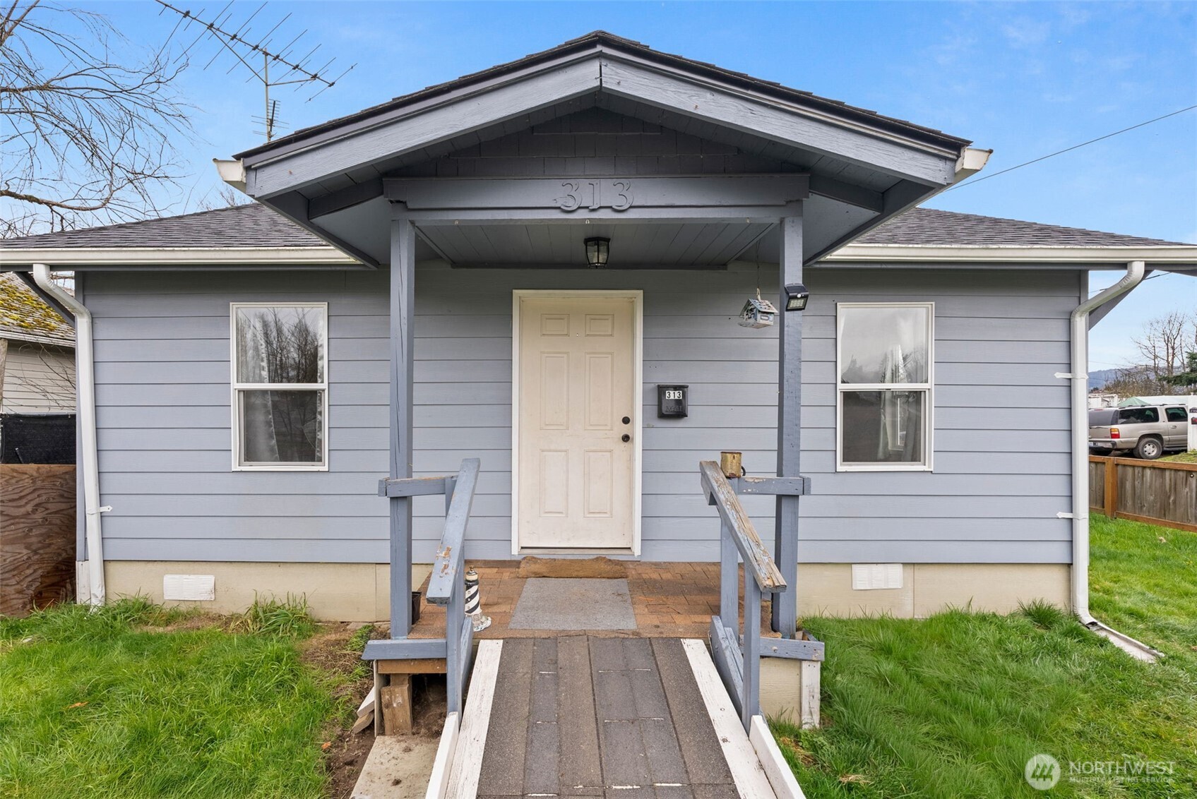 313 Rosewood St Property Photo 1