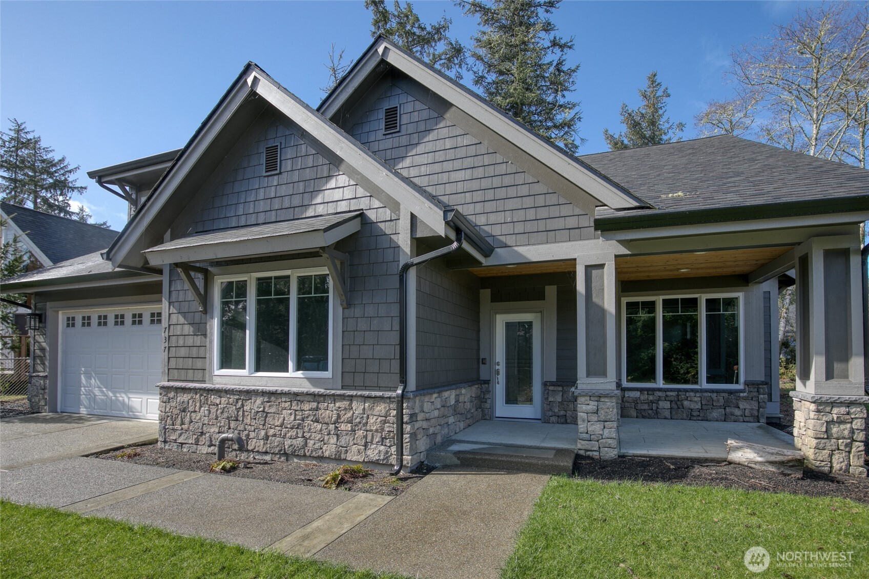 737 Wakina Loop Property Photo 1