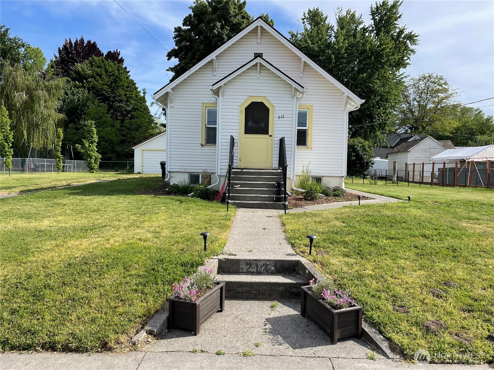 212 E Sixth Street Property Photo 1