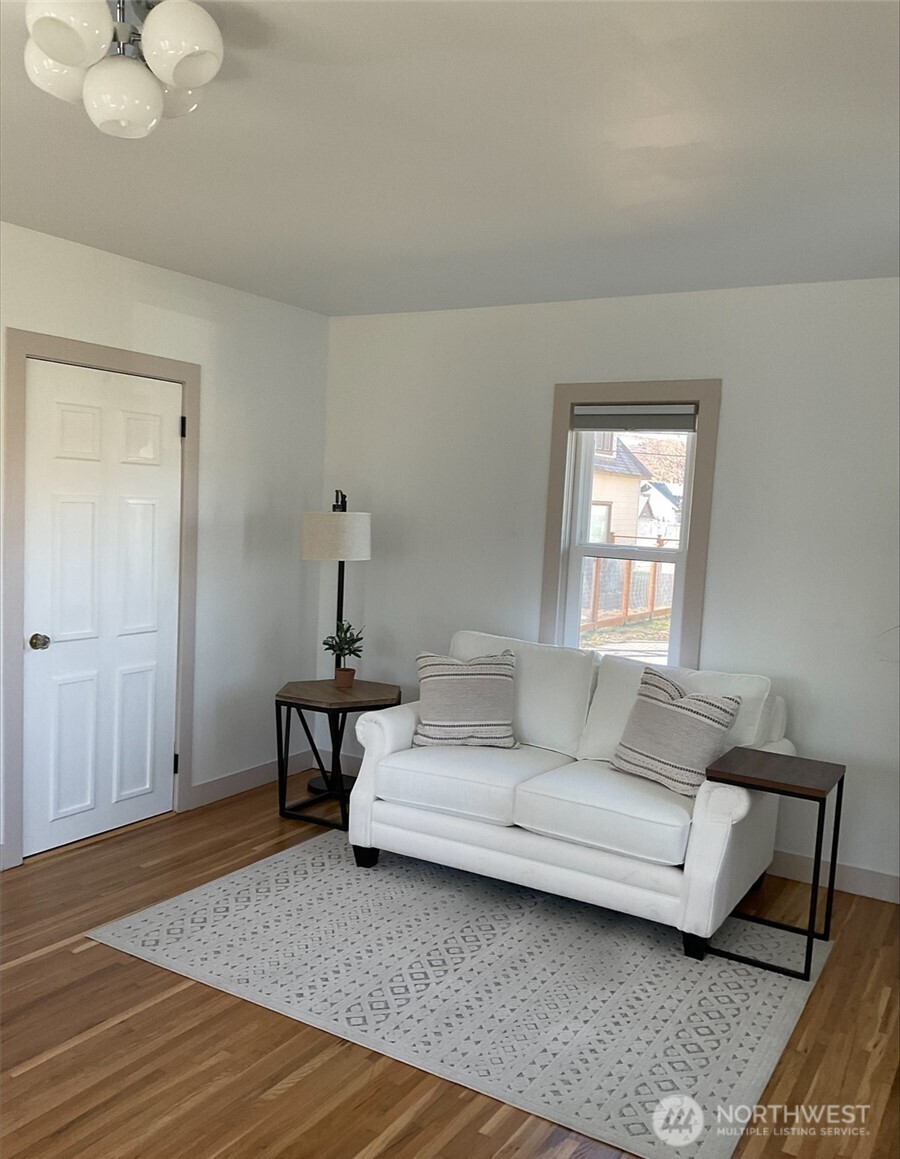 212 E Sixth Street Property Photo 8