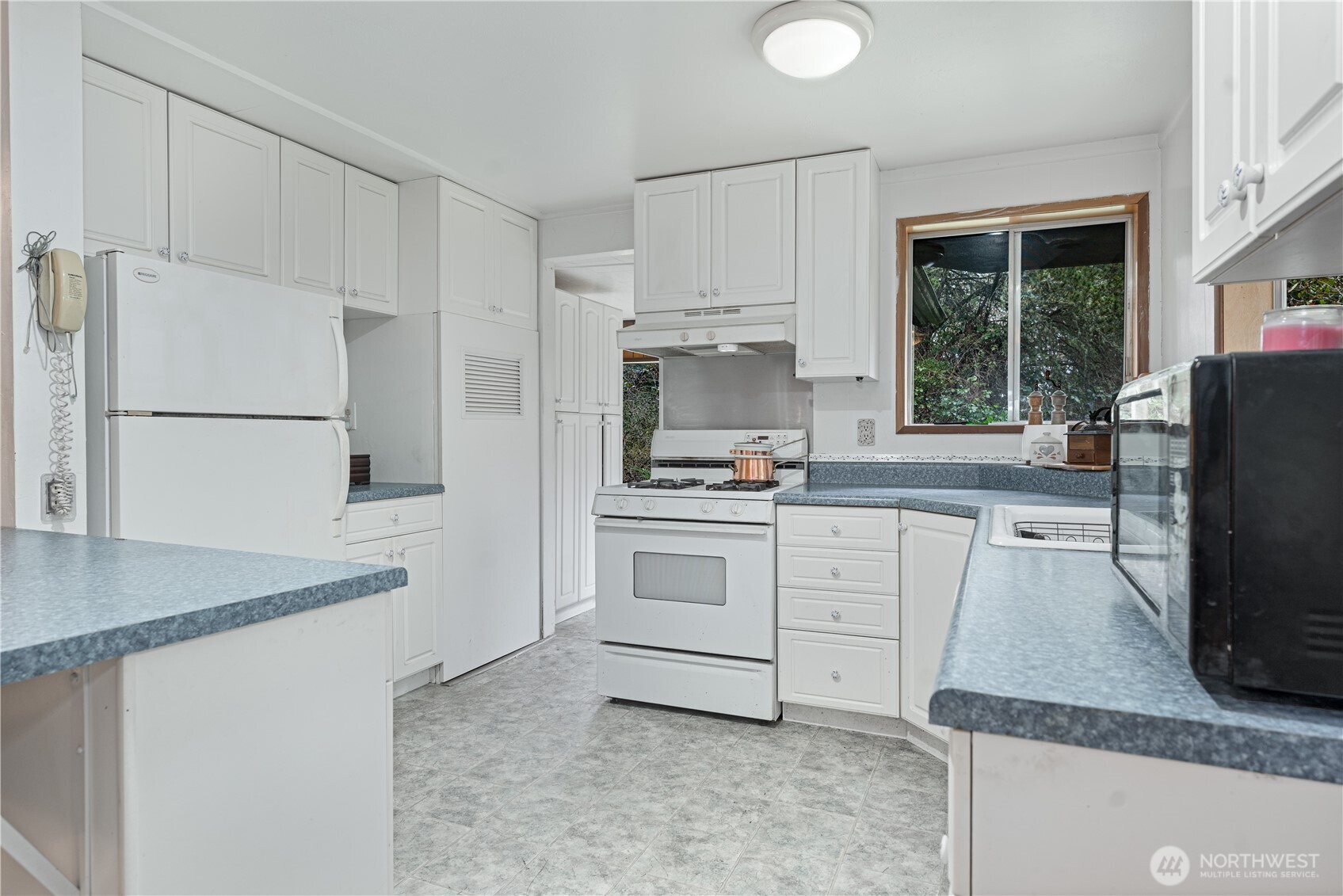 402 E Madrona Boulevard Property Photo 4