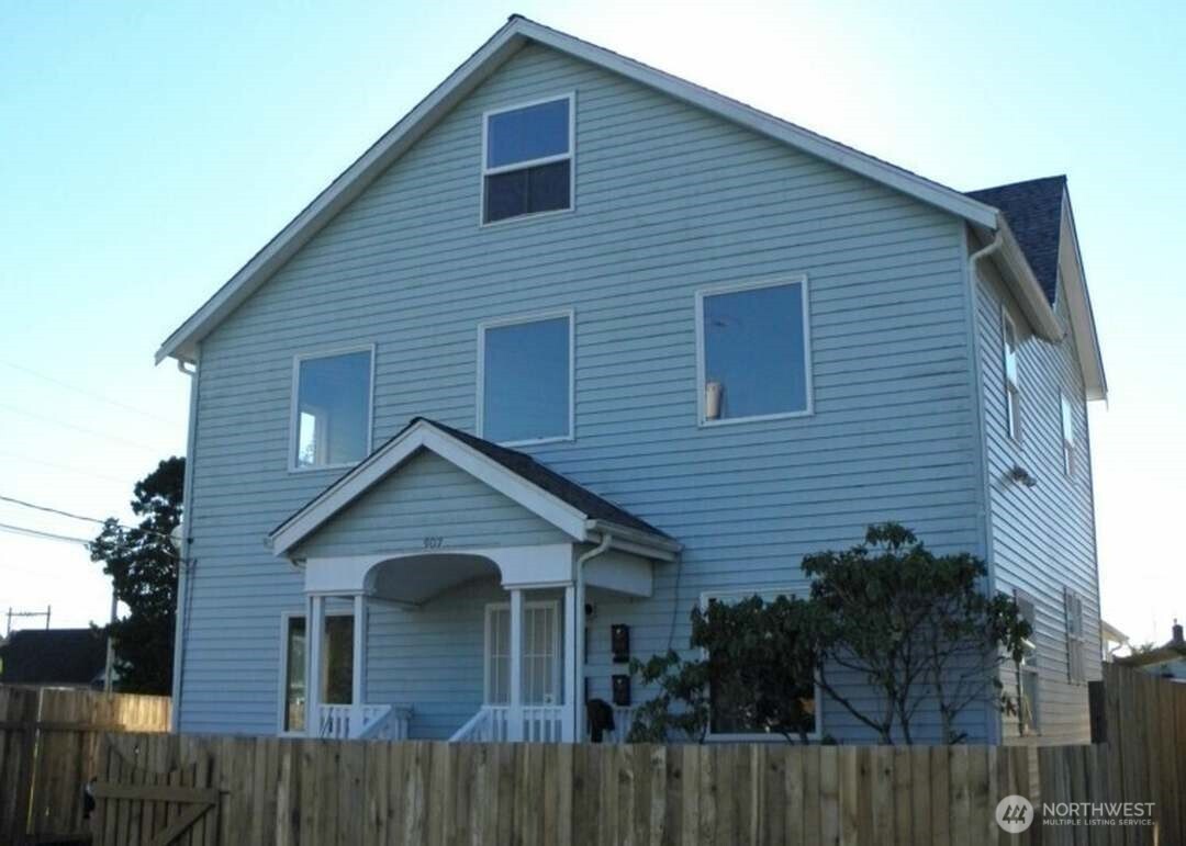 307 N E Street Property Photo 1