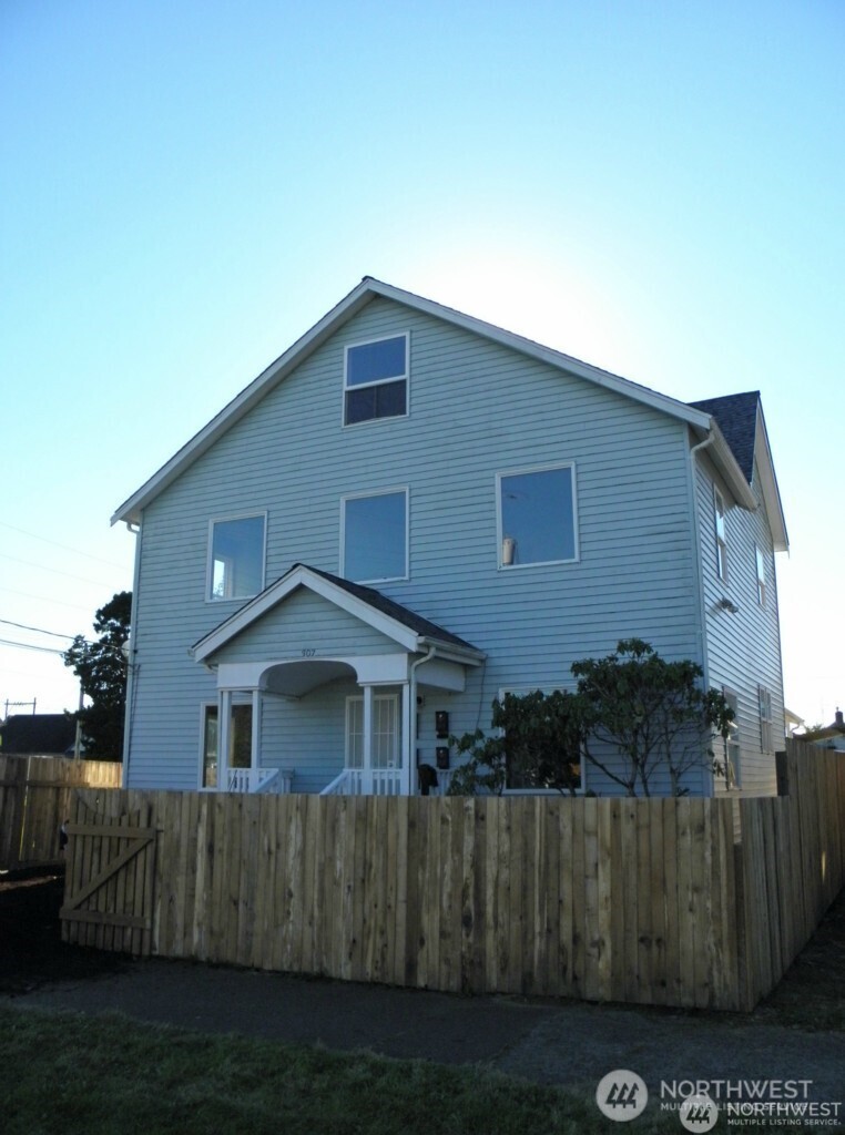 307 N E Street Property Photo 3
