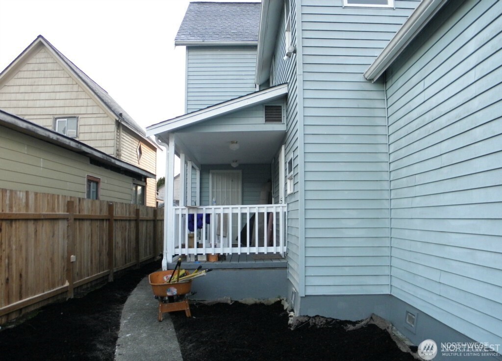 307 N E Street Property Photo 6