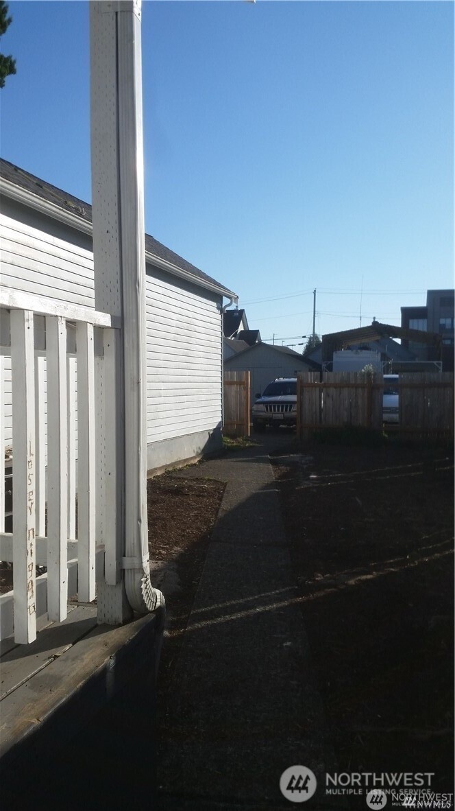 307 N E Street Property Photo 8