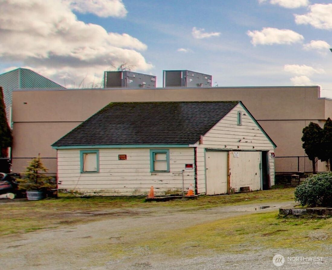 1760 S Burlington Boulevard Property Photo 8