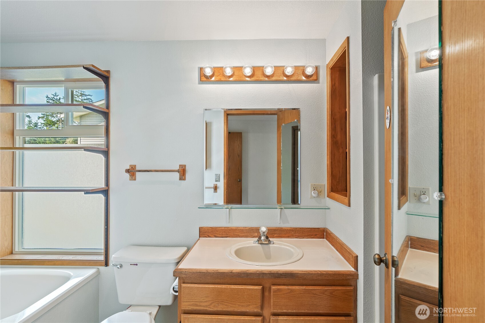 628 Weatherwax Loop Property Photo 16