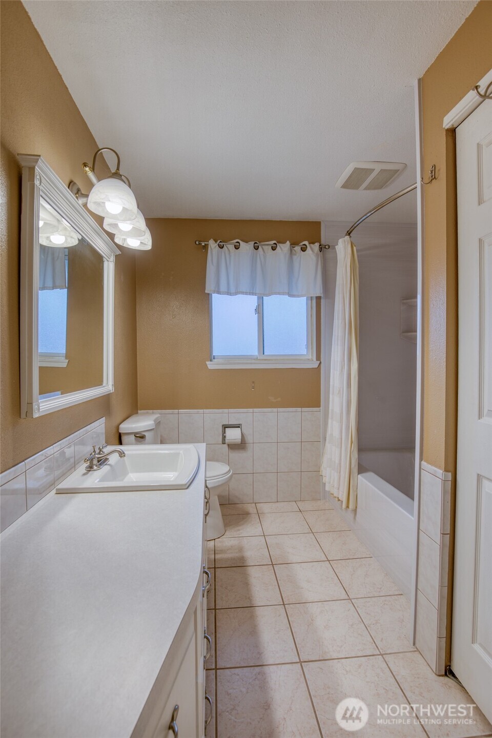 1120 N Fairfield Street Property Photo 29