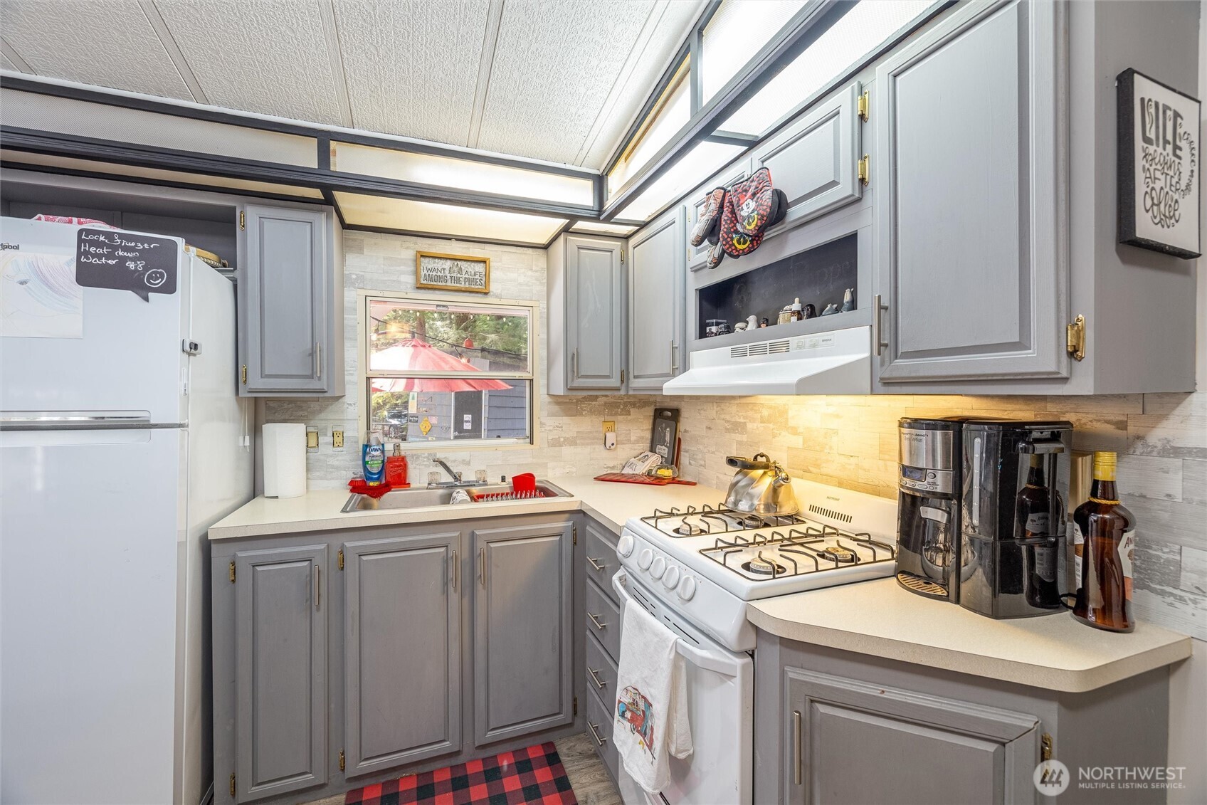 1075 Birch Lane Property Photo 4