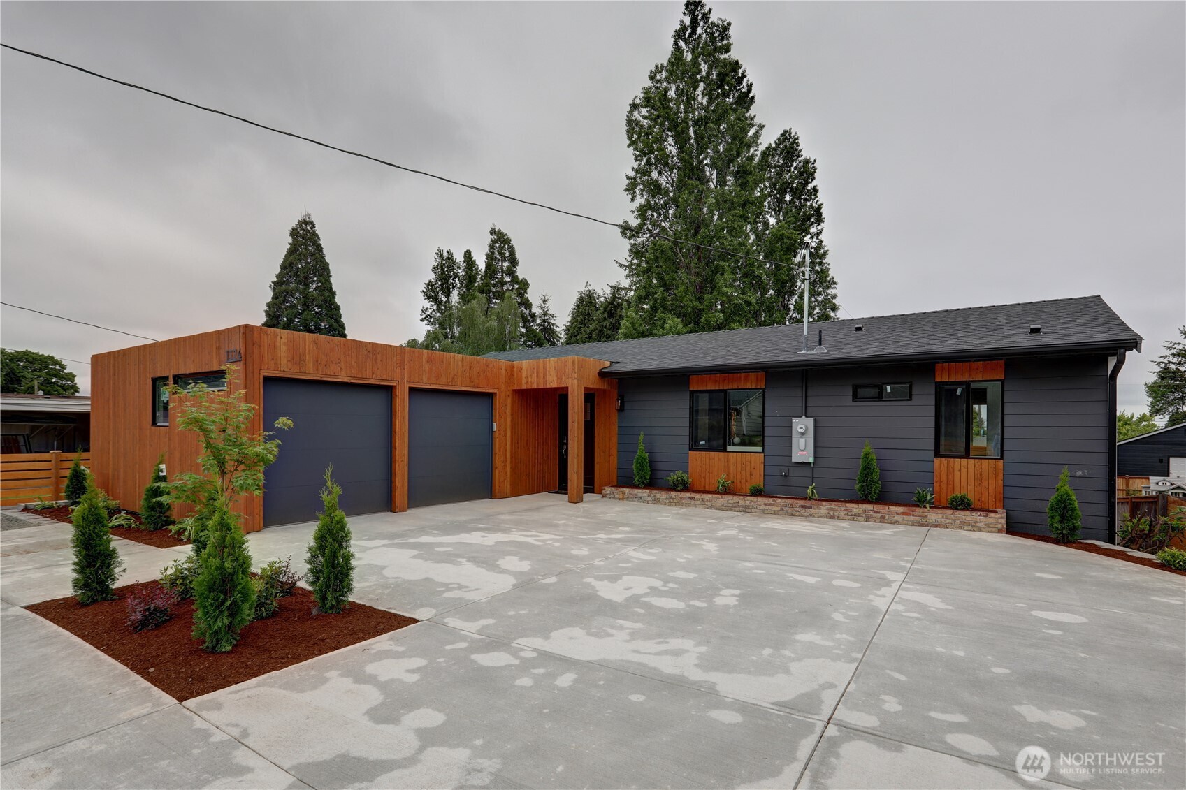 1324 N Hawthorne Street Property Photo 1