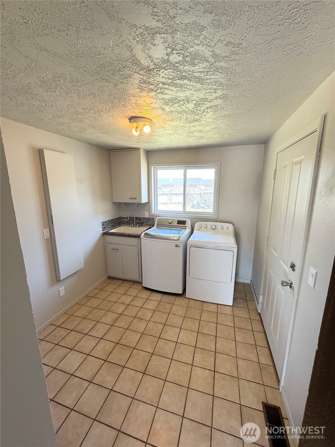 915 E Elsinore Street Property Photo 27