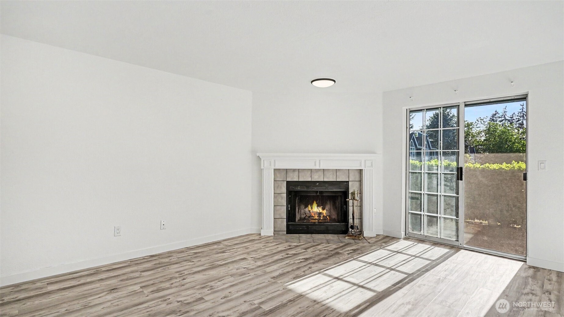 16419 Spruce Way D1 Property Photo 5