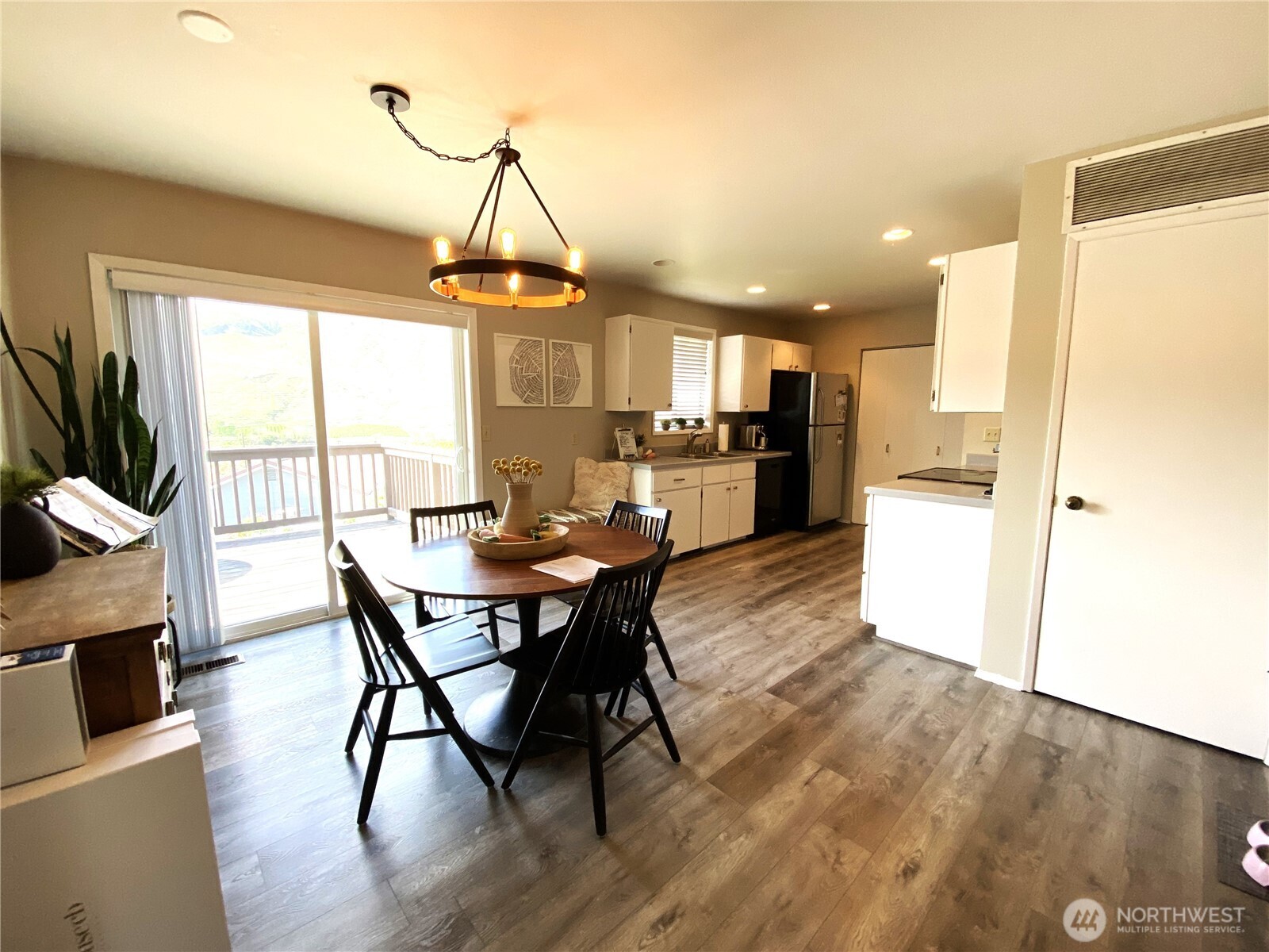 986 Highline Drive Property Photo 4