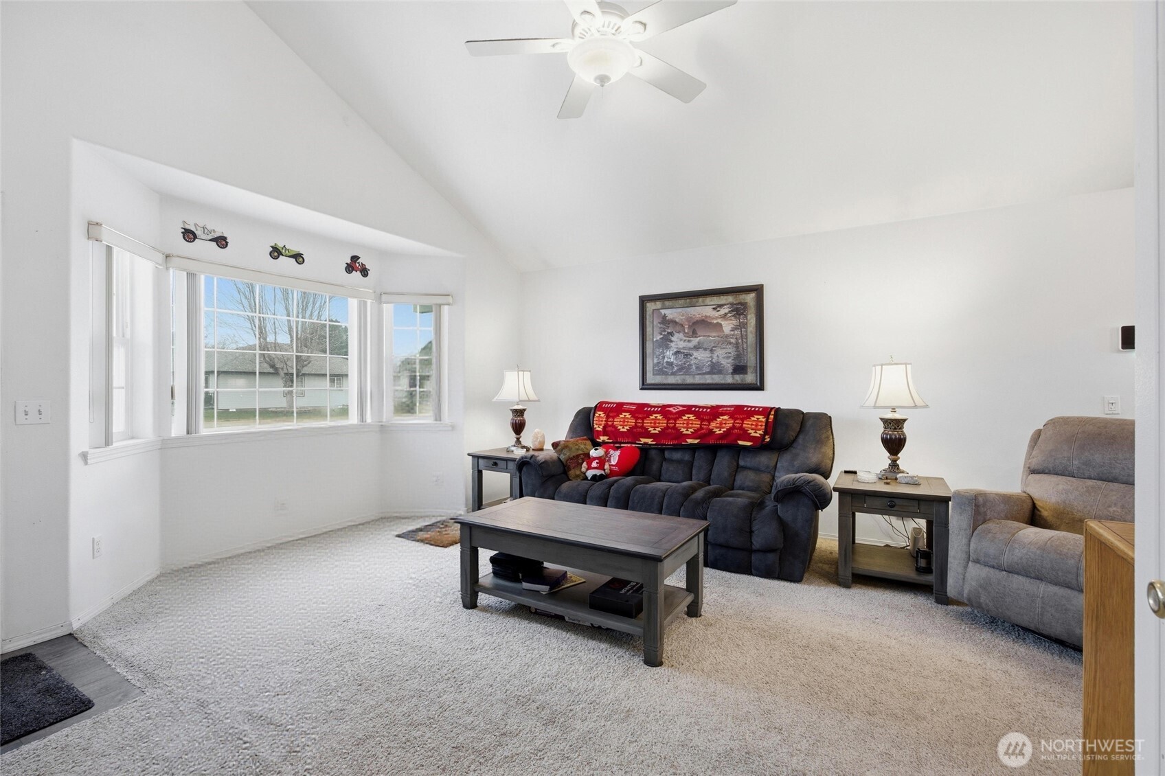 112 W Belmont Avenue Property Photo 7