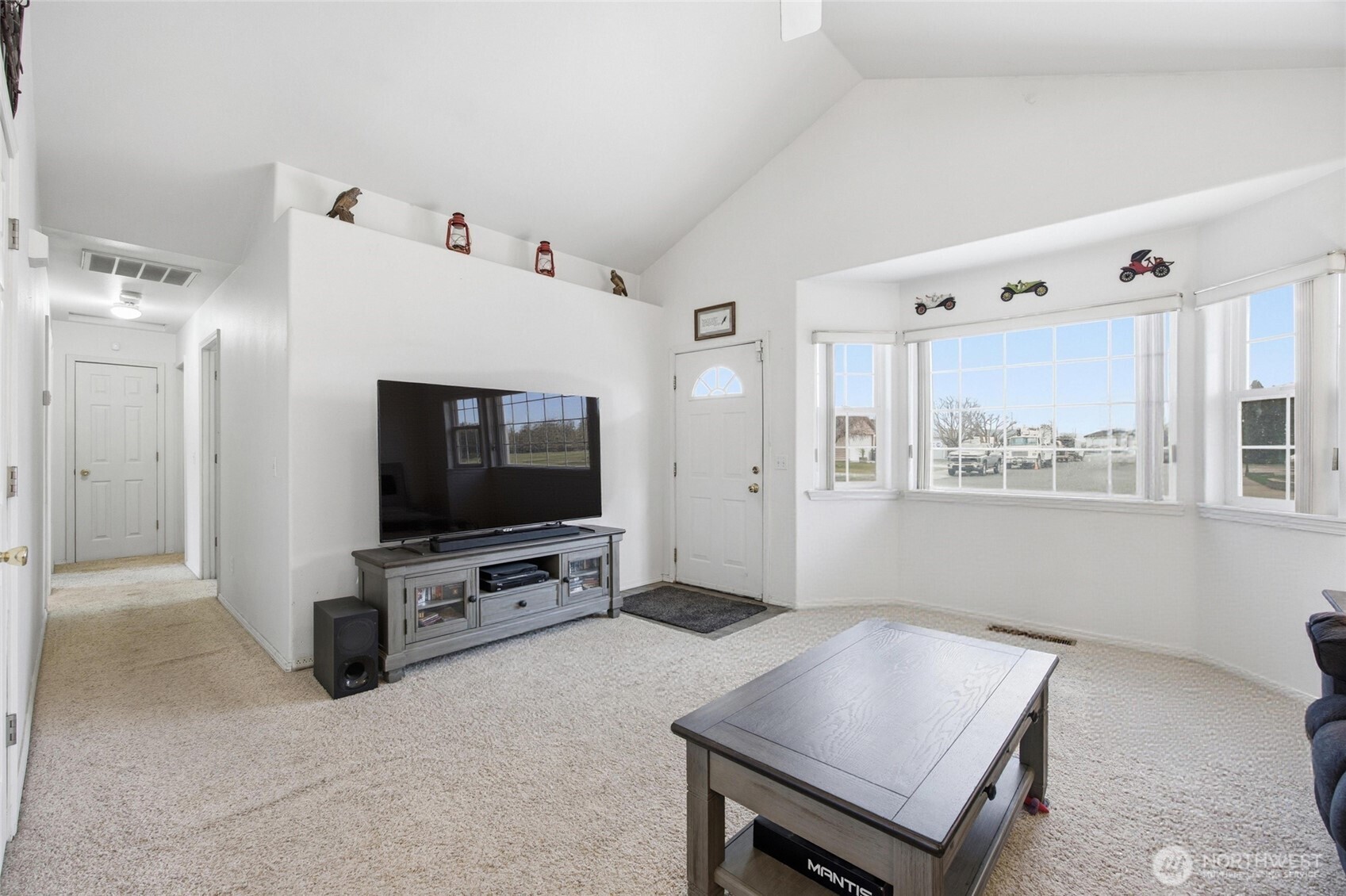 112 W Belmont Avenue Property Photo 8