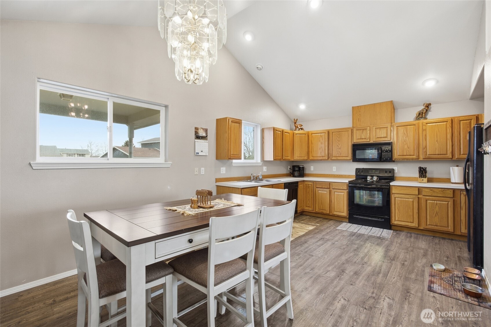 112 W Belmont Avenue Property Photo 10
