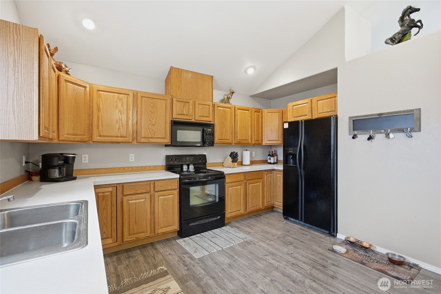 112 W Belmont Avenue Property Photo 12
